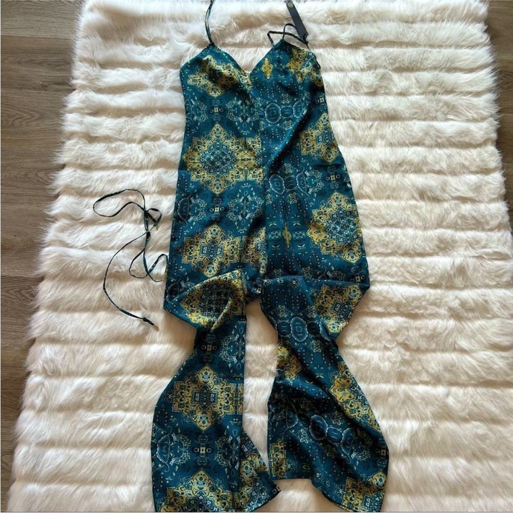 NWT. REVOLVE. Gia jumpsuit in Moroccan print. Size small - Picture 3 of 5